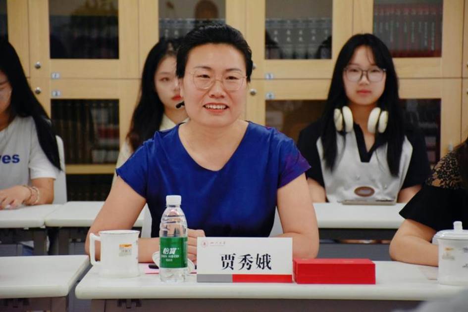 太阳成集团tyc234cc教育基金会副秘书长贾秀娥发言